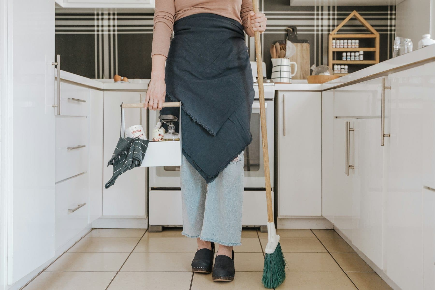 Schoonmaker aan het werk in een lichte keuken